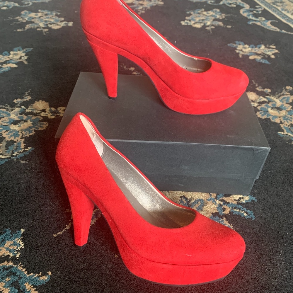 Me Too red pumps